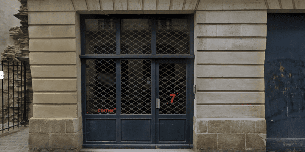 Porte en fer forgé avec grille métallique.